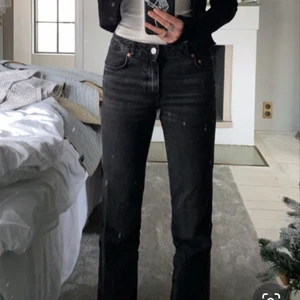 Svarta jeans - Säljer mina svarta mid/ low Waist jeans från Monki. Impricip identiska till zaras. Då dom är för små säljer jag dom. 1 bild egen resten lånade. Använda fåtal gånger