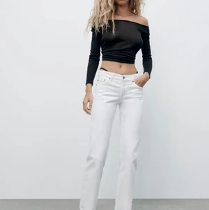 Vita Low waist zara jeans  - Säljer ett par helt nya zara jeans som ja köpte för en månad sen! Helt nya med prislapp kvar! Säljs ej längre, hör gärna av dej vid frågor eller intresse!❤️❤️