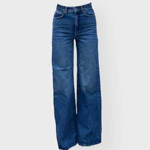 Coola wide leg jeans från Gina Tricot 🙌🏼 Högmidjade och långa i benen, innerbenslängd 79 cm. Superfint skick!