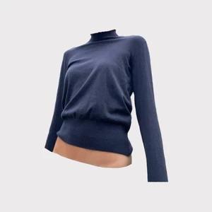 Marinblå finstickad polotröja - Snygg finstickad topp med ståkrage, från HM 🪐 Ruffledetaljer på kragen och på ärmmuddarna, mudd runt midjan. Storlek S. Fint skick! 