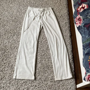 Vita Gina byxor - Använda byxor har några små fläckar men tvättas såklart innan leverans köpt tsm med tröjan som oxå ligger ute kommer inte till användning strl xs men små❤️❤️