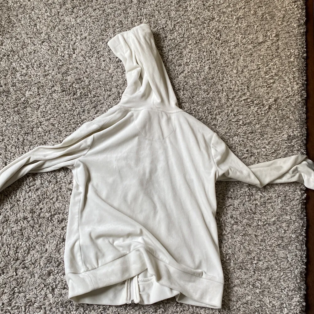 En ganska använd tröja från Gina köpt för 2 år sedan i strl xs men ganska liten har inte kommit till användning på länge därför säljer jag den❤️❤️. Hoodies.