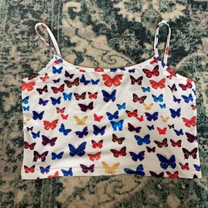 Superfint linne - Jättegulligt linne med fjärilar på. Endast använd fåtal gånger så skicket är utmärkt. 