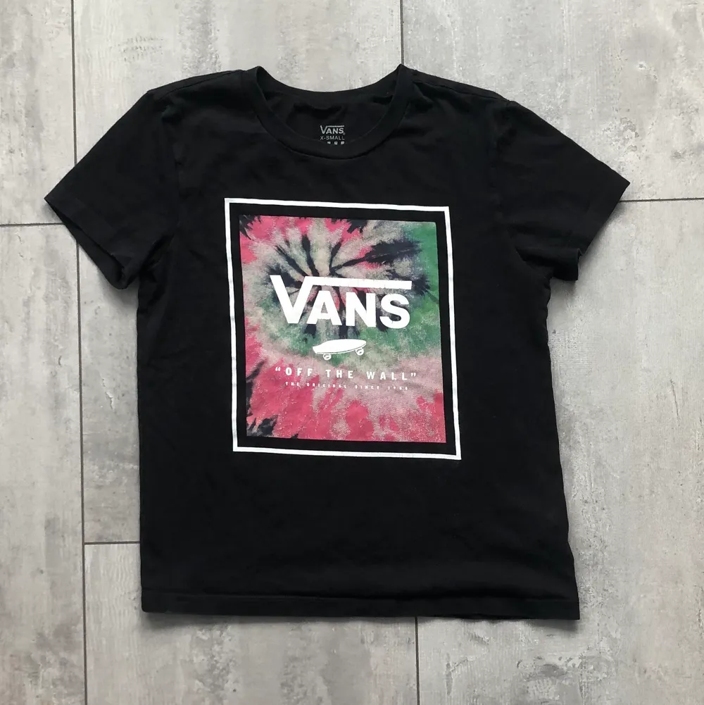 Vans tröja i använt skick. Lite slitet vid trycket men annars inget märkvärdigt. Storlek XS. T-paidat.