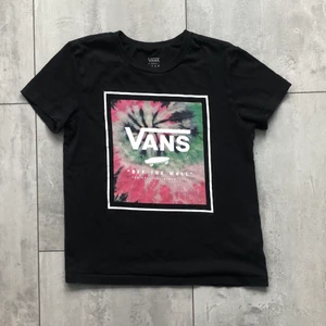 Vans t-shirt ”off the wall” - Vans tröja i använt skick. Lite slitet vid trycket men annars inget märkvärdigt. Storlek XS