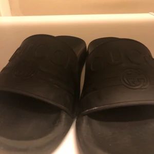 Gucci tofflor storlek 38  - Tofflorna är gjorda i Italien, nypris 3000 säljer dessa för dom har blivit för små dom är köpta på guccis hemsida har tyvvär inte kvitto eller box men kan garantera att dom är äkta materialet är tjockt gummi. säljer dom för 1500 men priset kan diskuteras