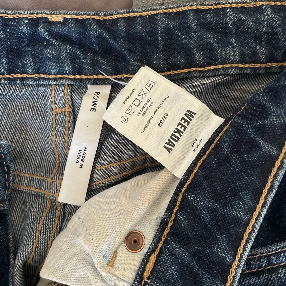 Jeans från Weekday i modell Rowe 😌 Jättebra skick & storleken är 27/32 🙏🏼. Jeans & Byxor.