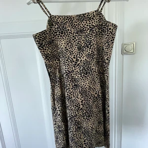 Fin klänning  - Svart/brun/beige klänning  Bra kvalitet  Mini längd 