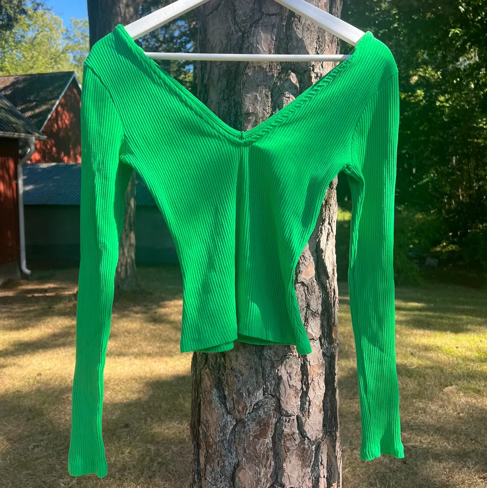 En jättefin grön ribbad tröja från NAKD i väldigt bra skick! 💓 tvättad en gång men aldrig använd. 170 + frakt. Tröjor & Koftor.