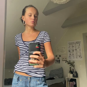 Randig t-shirt - Sjukt cool randig t-shirt som passar till allt med lite smycken! Från sellpy från början 🙏🏼