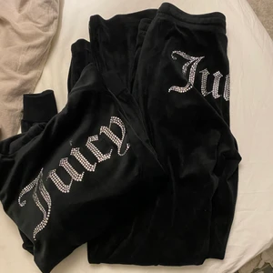 Juicy couture  - Säljer mitt svarta juicy couture set i storlek s då jag inte använder de längre. Jättefint skick då de knappt är använt❤️