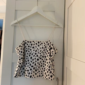 Linne i stl M  - Säljer ett jättegulligt linne i stl M från bikbok i bra skick. Säljer för 40kr + frakt runt 30 (spårbart)