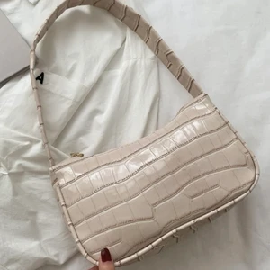 YESSTYLE - Croc Embossed Baguette Bag - Beige - Trendig väska i färgan beige. Helt nytt och oanvänd!