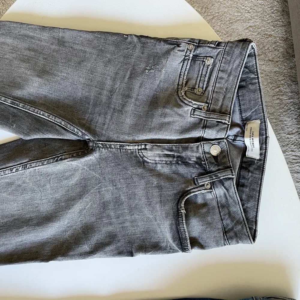 Jeans i grå, blå och vit färg, alla i storlek 34. 50 kr/st eller alla 3 för 100 kr. . Jeans & Byxor.