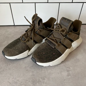Adidas Prophere  - Jättefint skick, använda ca 3 gånger då dom var lite små för mig tyvärr. Så nästan nya. Storlek 43 1/3