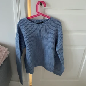 Stickad tröja - Blå stickad tröja i barn storlek. Men passar någon som är xs under 160😌