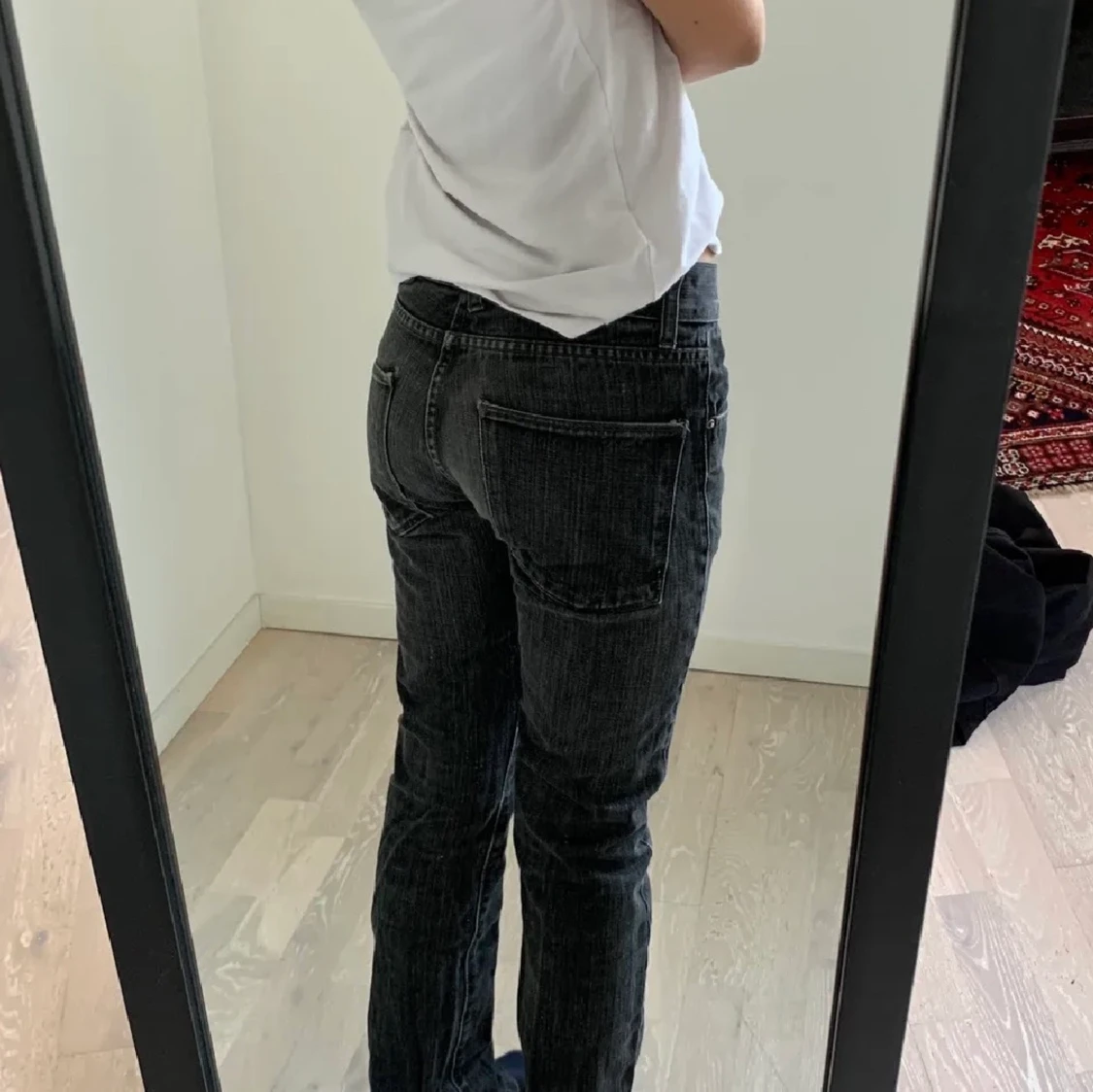 gråa lågmidjade jeans