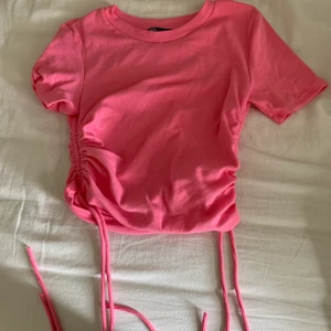 Zara tröja  - I stl S från zara i ”neon rosa” eller väldigt stark rosa köpt för 150 och använd 1 gång Max 2 . Frakt inräknad i priset 