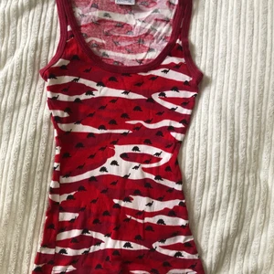 90tals camo linne - Super coolt linne från 90 talet märket Madonna, röd camoflage print med mini dinosaurier. Strlk som funkar för XS-S 