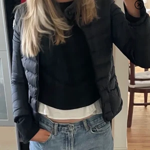 Moncler lans down jacket - Hej säljer nu min försiktigt använda moncler jacka. Modellen Lans down jacket. Äkthets-bevis finns. Inga defekter förutom den på ärmen, därav priset❤️