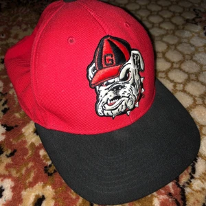Bulldoggs keps - Röd svart bulldoggs keps. Skicket är 7/10 lite färg på lapparna på insidan. Samfraktar såklart, kan också mötas upp i Stockholm. Är också öppen för byten. Kolla gärna mina andra annonser om du gillar denna. 😁😁😁