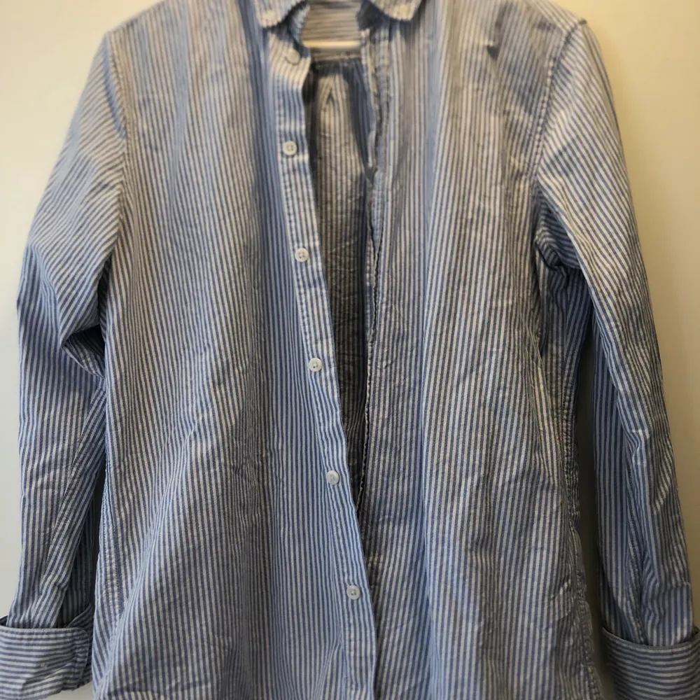 En klassisk blå och vit randig SamSöe, SamSöe skjorta i storlek M. Material: Bomull. . Skjortor.