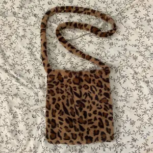 leopardmönstrad fluffig väska! köpt på plick men aldrig använd av mig :-( skriv gärna privat för frågor om mått osv🫶