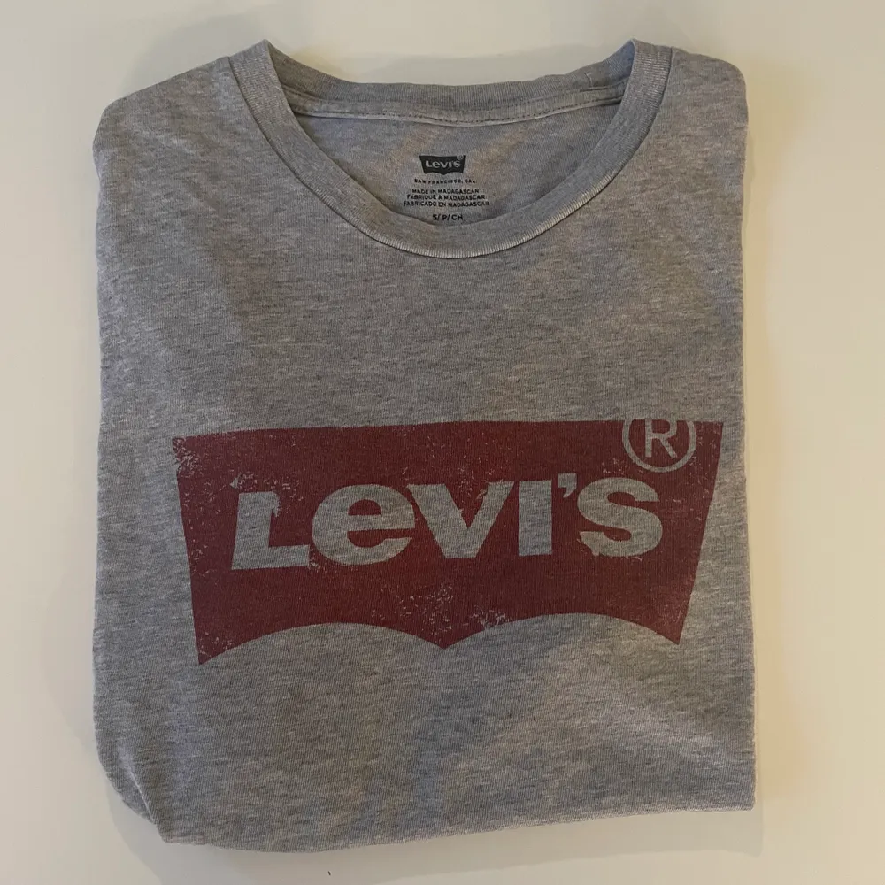 Levis T-shirt till salu. Skicket på plagget är 9/10. Den är i storlek S. Hör av dig vid frågor! Mvh Vestiario Sweden.. T-shirts.