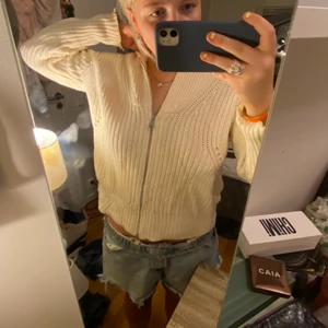 Zadig kofta - Säljer nu min absolut favorit kofta ifrån zadig,  passar så bra till en färgglad kjol eller shorts!! Storlek M, köpte den för ca 3300kr men säljer för 1200kr