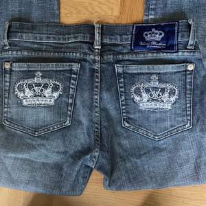 !ANVÄND INTE ”köp direkt” ! ett par lowwaist bootcut Victoria Beckhamn jeans som inte kommer till användning då dem är för korta på mig💗 ( 38,5 midjan, 62 cm från grenen)   direkt pris= 700 (stort intresse) ❤️