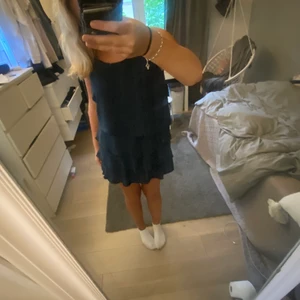 Volang klänning  - Säljer denna så söta mörk blåa volang klänning storlek M passar S också 💘säljer för 299 skriv privat vid intresse 