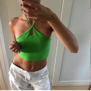 Grön Zara Topp - ‼️Lånad bild‼️ Säljer min jättefina topp från zara då den inte kom till användning ofta. Köpare står för frakt💕