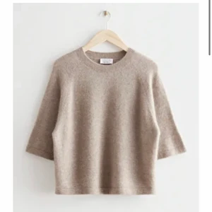 Stickad t-shirt - Säljer nu min jätte fina tröja från other stories då jag inte jag jätte mycket andvändning av den!!💞💞 Skriv för egna bilder!!