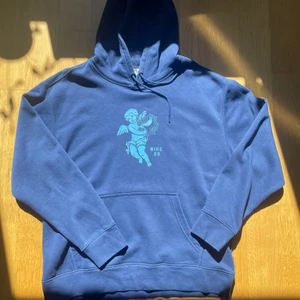 Nike angel hoodie stl:L - Nike sb hoodie med ängel tryck, ganka ny och bara använd några få tall gånre (skick 9/10). Mysigt fleece liknade material på insidan.  (Kolla gärna på mina andra annonser (vi köp av flera varor så kan ett bättre pris diskuteras))