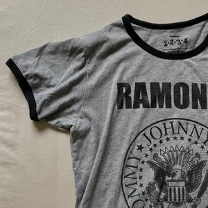 Grå Ramones t-shirt köpt secondhand. - Kommer inte till användning därför har jag valt att sälja.