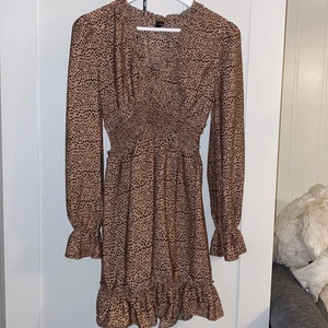 Klänning  - Snygg klänning storlek S, använd 3-4 ggr.