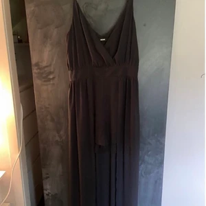 Svart byxdress från bikbok  - En svart byxdress från bikbok. Det är shorts med ett form av släp runt om midjan. Dragkedja kan strula lite med det har den gjort sen jag köpte den.  (Köpare står för frakt) 