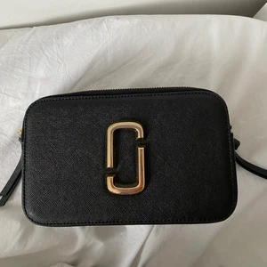 Marc jakobs väska  - Säljer nu en Marc Jacobs kopia, aldrig använd och har inga defekter, frakt tillkommer på 62kr