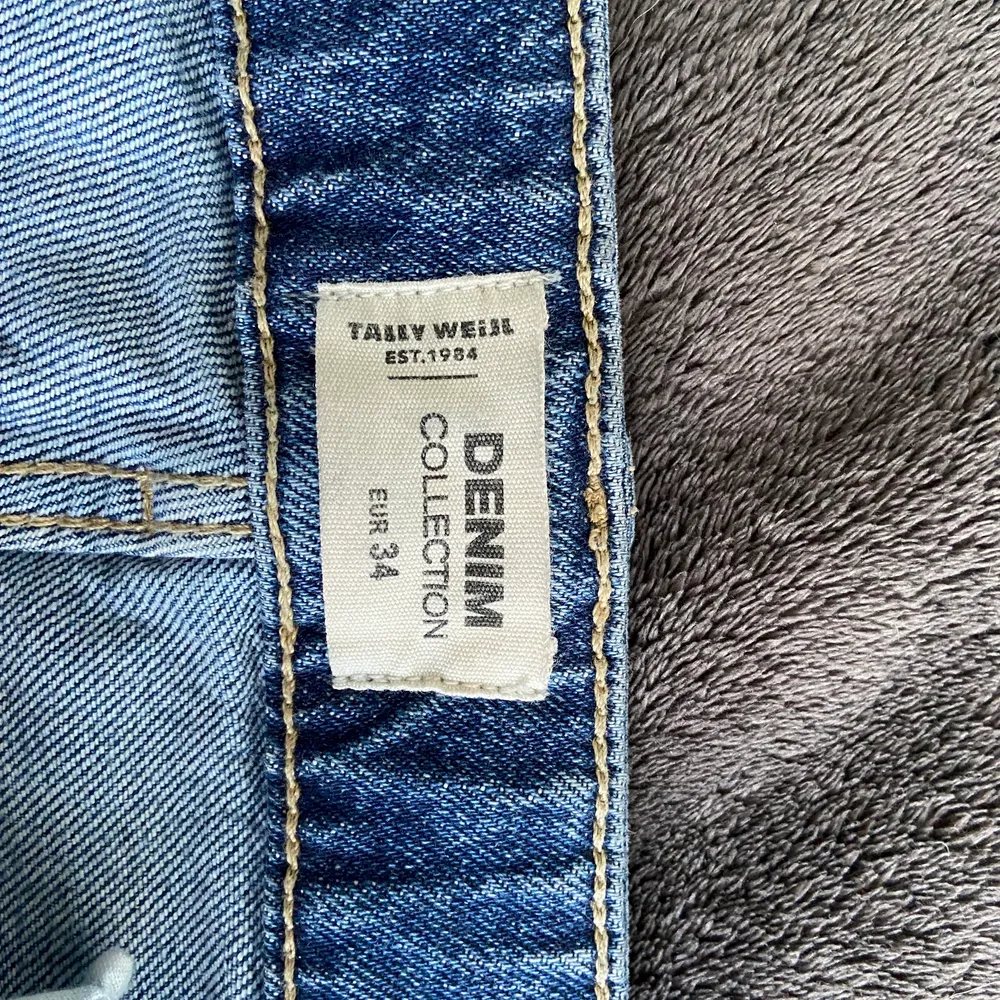 Säljer dessa skit coola jeans som tyvärr inte kommer till användning. De är i storlek 34.. Jeans & Byxor.