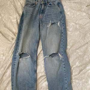 Håliga jeans ifrån Gina tricot, aldrig använd då jag köpte fel storlek prislappen är dock borttagen! Storlek 34 raka i modellen. Skriv vid intresse!
