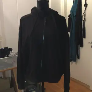 En svart zip up hoodie från Cubus, köpt här på Plick så säljer för samma pris jag köpte den för.