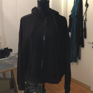 Zip up hoodie från Cubus  - En svart zip up hoodie från Cubus, köpt här på Plick så säljer för samma pris jag köpte den för.