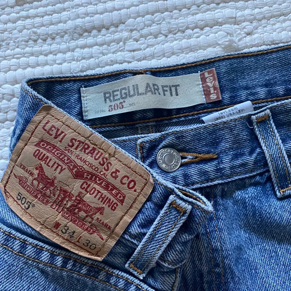 Säljer dessa as snygga Levis jeans i storlek W34 L30. Använt ett fåtal gånger. De är som nya  . Jeans & Byxor.