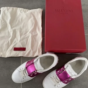 Valentino skor - Säljer mina valentino då dom är väl andvända. Skitv för att se skicket på dom nu låda finns och även tygpåsen men tyvärr inget änktahetsbevis 