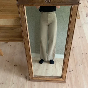 Beige byxa  - Snygg byxa från Zara. Som nyskick! Har tyvärr inte fått så mycket användning av de pga för liten storlek för mig. 