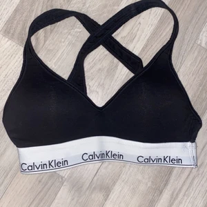 Calvin Klein topp storlek XS - Hej! Jag säljer min Calvin Klein topp. Använt ett få tal gånger, så i väldigt bra skick. Original pris 400kr.