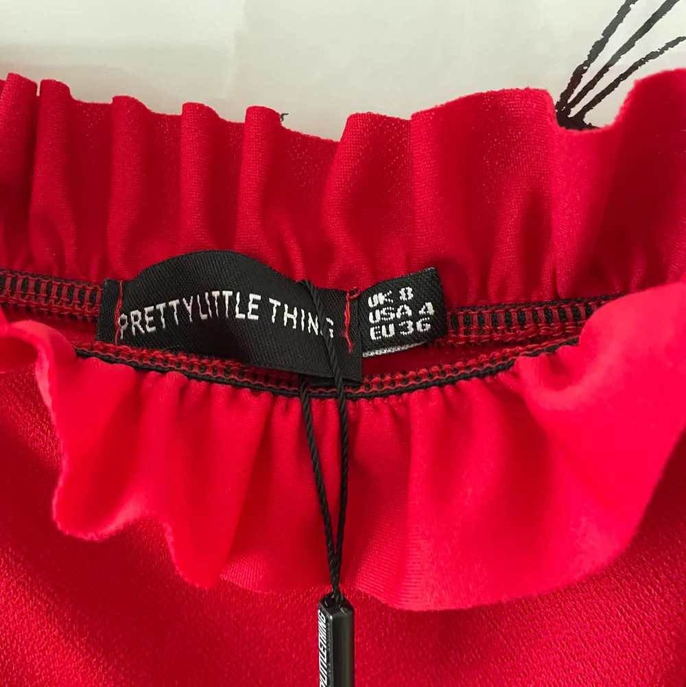 Röd Pretty little thing klänning i en tightare modell som aldrig har används❤️ 50kr+frakt. Klänningar.
