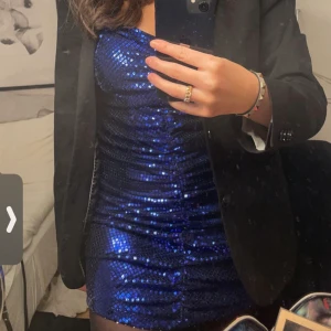Zara klänning - Supersnygg klänning från zara i storlek M men passar mig som har storlek xs-m. Endast använd 1 gång. Köpte den för 400kr.💙