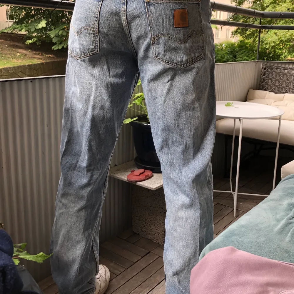 Raka skitsnygga carhartt jeans som helt enkelt inte kommer till användning längre. Jag är 179cm lång för referens till storlek. Skriv till mig om du har frågor om frakt eller pris eller vad som helst. . Jeans & Byxor.
