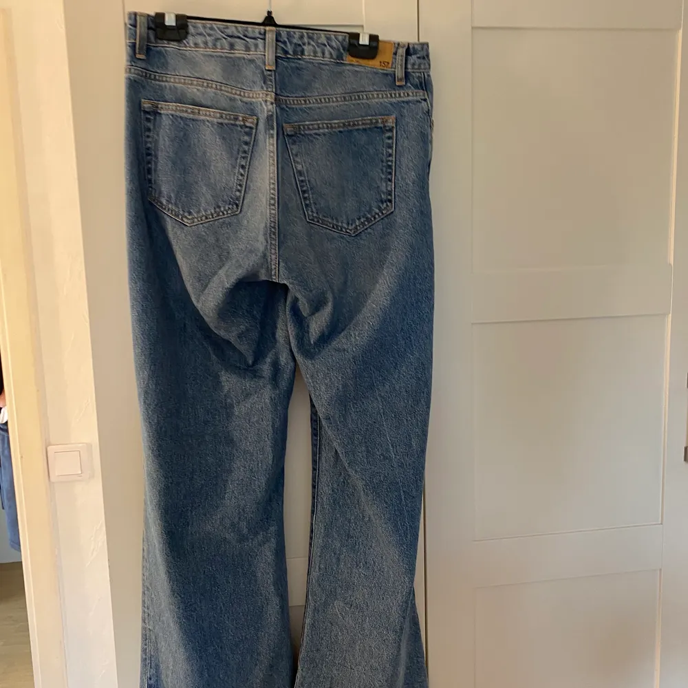 Säljer ett par jeans från lager 157 i fint skick. Tyvärr för stora för mig. Säljer dessa för 50 kronor + frakt runt 55kr. Jeans & Byxor.